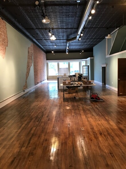 More Photos Of 910 -912 Military St, Port Huron General Retail For Sale