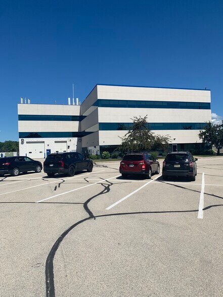 More Photos Of 1580 Mid Valley Dr, De Pere Office For Sale