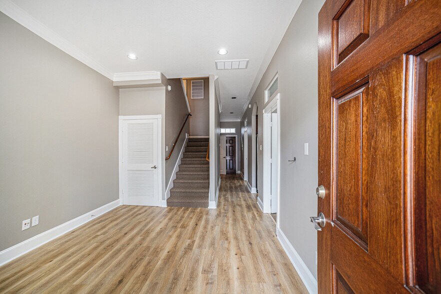 More Photos Of 25511 Budde Rd, The Woodlands Loft Creative Space For Sale