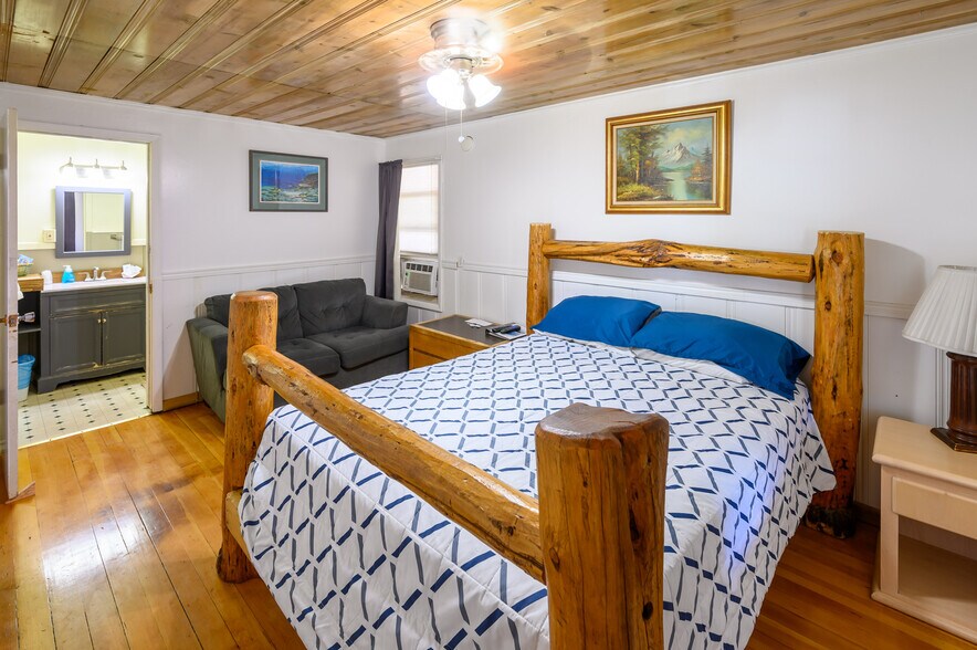 More Photos Of 109455 Highway 97 N, Chemult Hotel For Sale