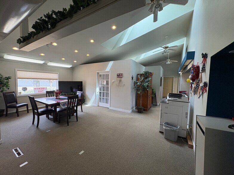 More Photos Of 5604 W 41st St, Sioux Falls Office For Sale