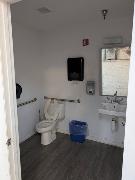 More Photos Of 1052-1060 Endeavor Ct, Nokomis Warehouse For Lease