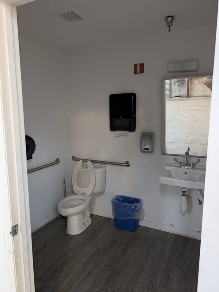 More Photos Of 1052-1060 Endeavor Ct, Nokomis Warehouse For Lease