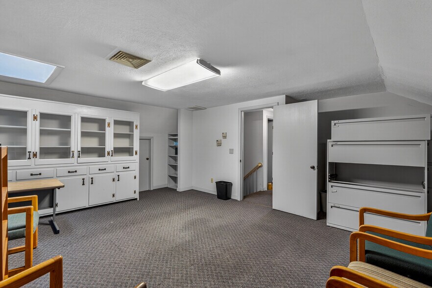 More Photos Of 62 Hyde Ave, Vernon Storefront Retail Office For Lease