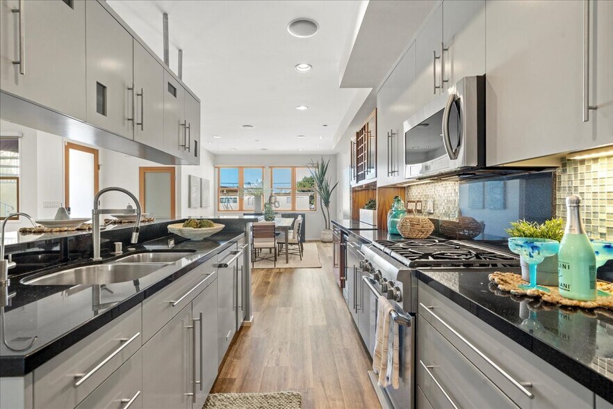 More Photos Of 123 Richmond St, El Segundo Storefront Retail Residential For Lease