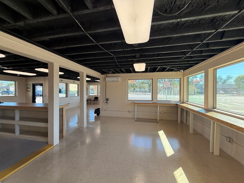 More Photos Of 1002 E Hillsborough Ave, Tampa Storefront For Sale