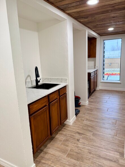 More Photos Of 2912 Lakeside Dr, Oklahoma City Office For Lease