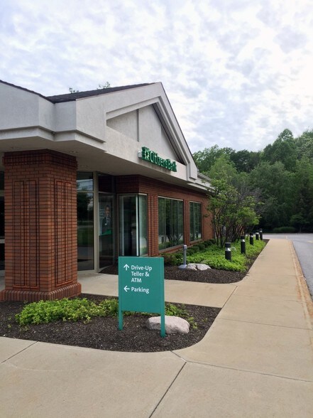 More Photos Of 690 Richmond Rd, Richmond Heights Bank For Lease