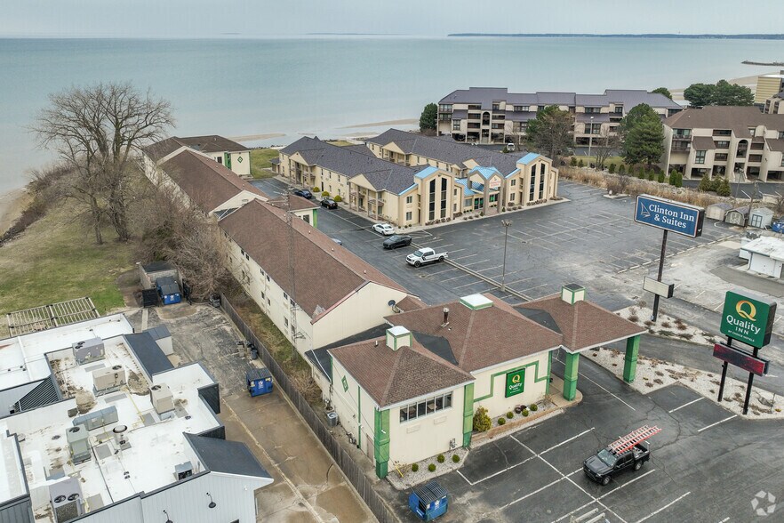 More Photos Of 1723 E Perry St, Port Clinton Hotel For Sale