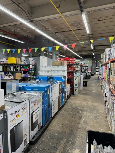 More Photos Of 2910 20th Ave, Astoria Warehouse For Lease