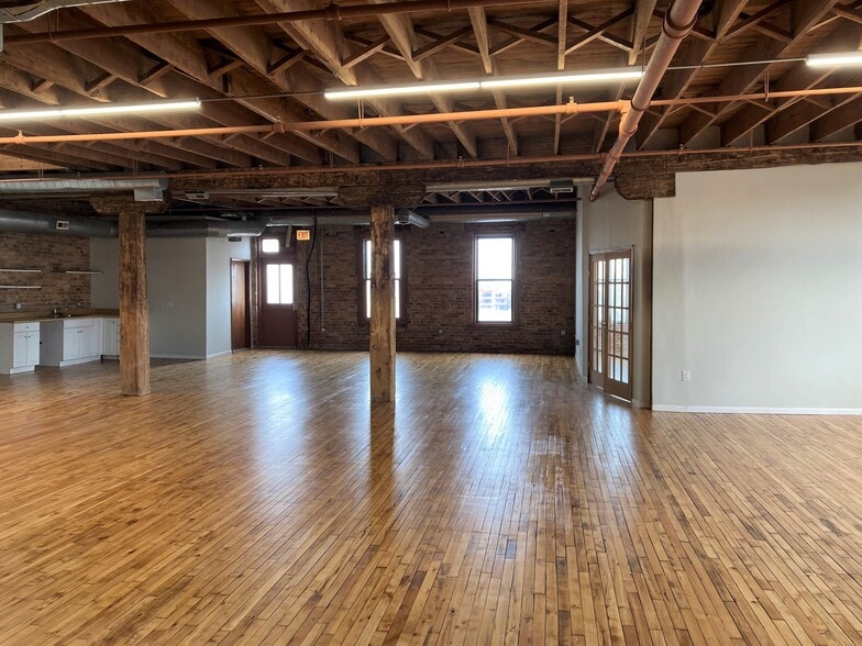 More Photos Of 346 N Justine St, Chicago Light Distribution For Lease