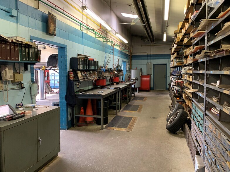 More Photos Of 1005 W Main St, Kent Auto Repair For Sale