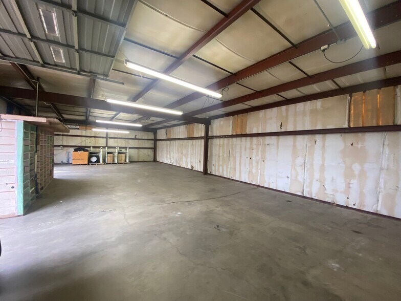 More Photos Of 621-633 N Kessler St, Wichita Showroom For Lease