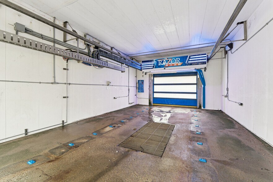 More Photos Of 630 W Elkhorn St, Arlington Freestanding For Sale