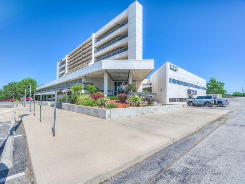 More Photos Of 5909 NW Expressway St, Oklahoma City Office For Lease