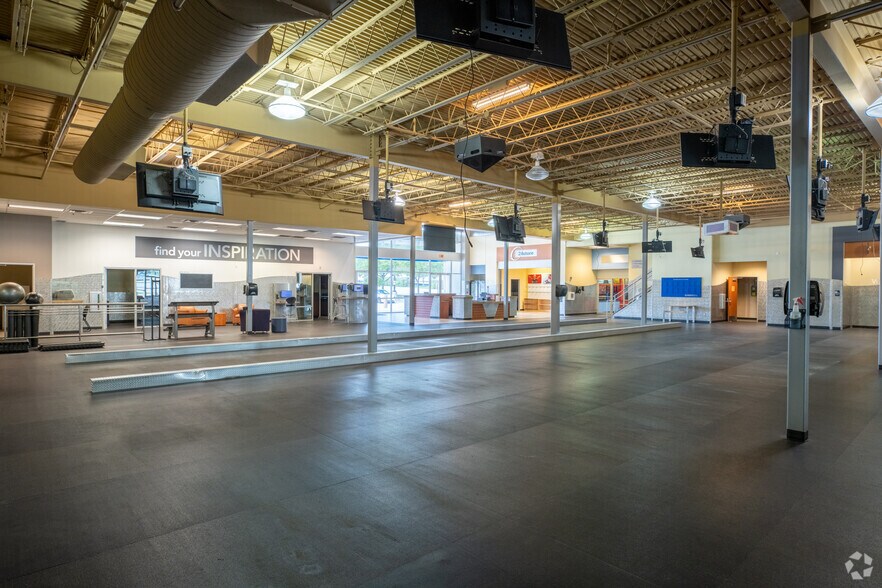 More Photos Of 12400 N Interstate 35, Austin Veterinarian Kennel For Sale