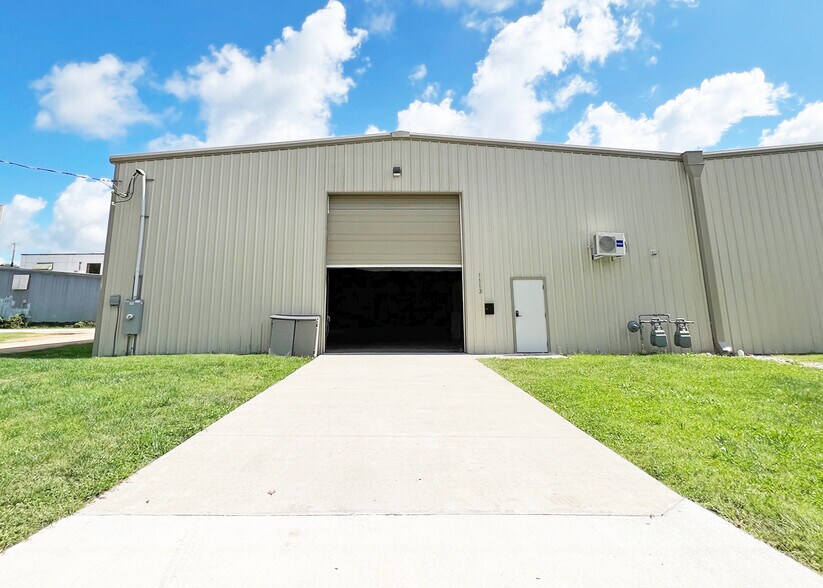 More Photos Of 1113 S 3rd St, Rogers Distribution For Lease