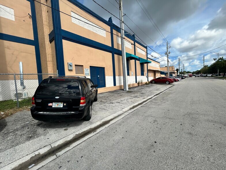 More Photos Of 2720 W 3rd ct, Hialeah Manufacturing For Lease