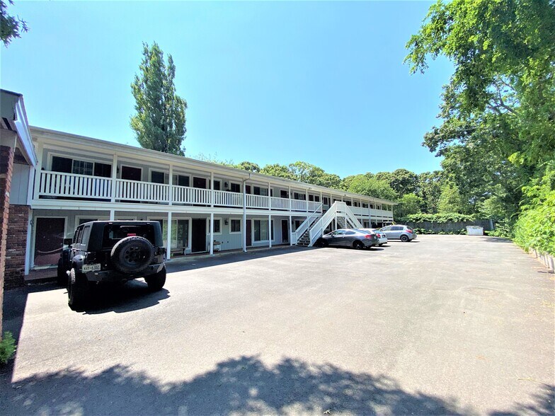 More Photos Of 411 W Lake Dr, Montauk Hotel For Sale