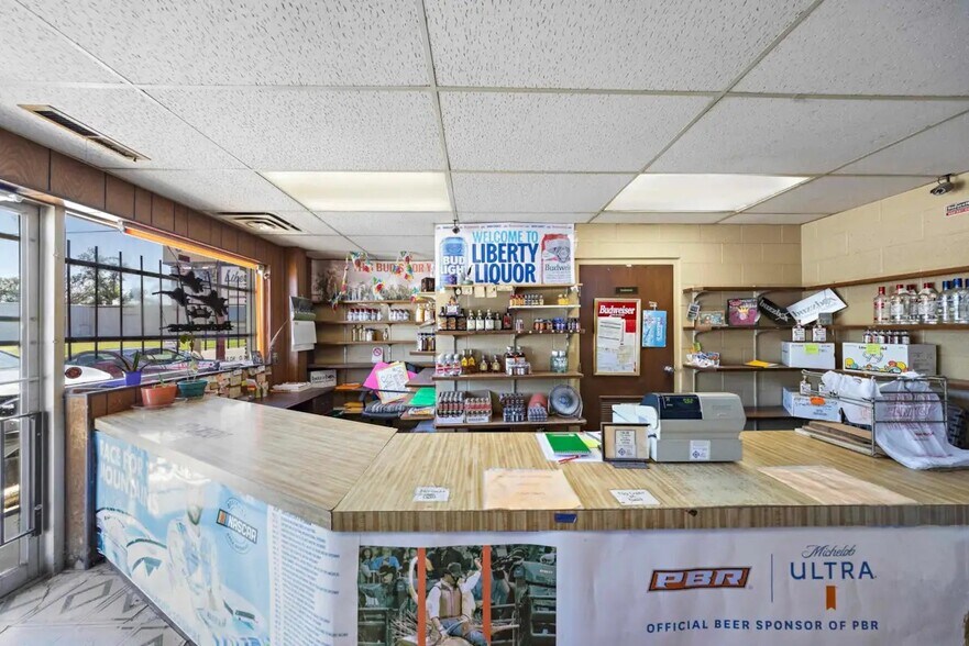 More Photos Of 2106 E 4th Ave, Hutchinson Storefront For Sale