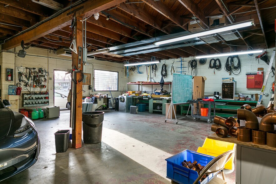 More Photos Of 1550 Victory Blvd, Glendale Office For Sale