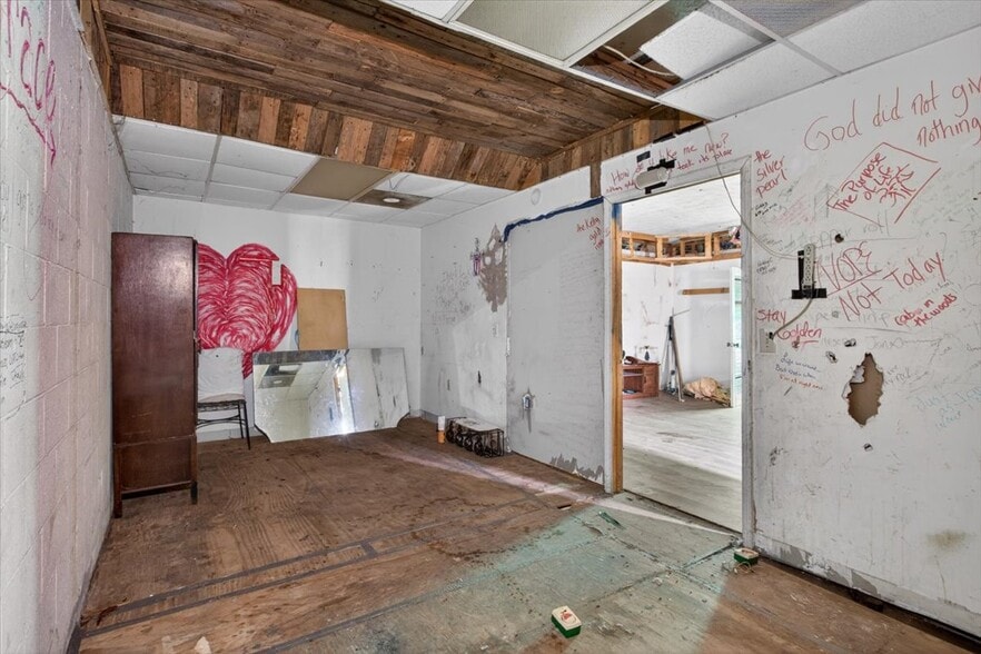 More Photos Of 79 Jones St, Jasper Warehouse For Sale