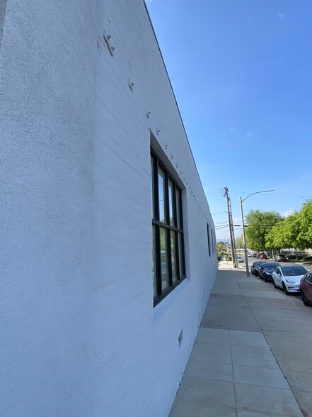 More Photos Of 633 S San Fernando Blvd, Burbank Flex For Sale