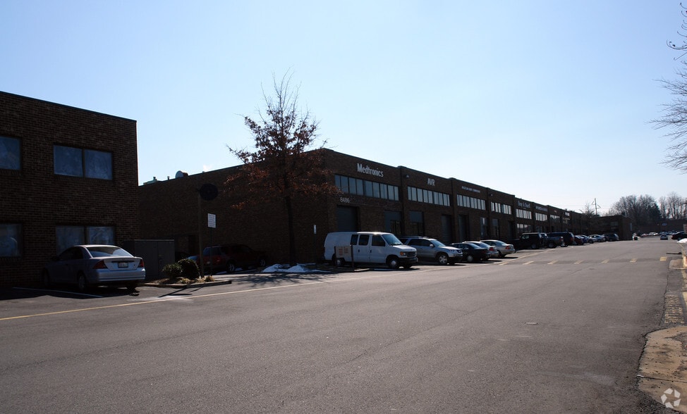 More Photos Of 8490-8496 Tyco Rd, Vienna Showroom For Lease