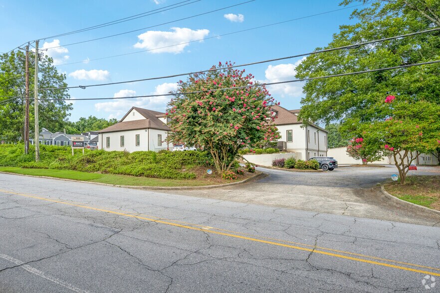 More Photos Of 3690 N Peachtree Rd, Atlanta Loft Creative Space For Lease