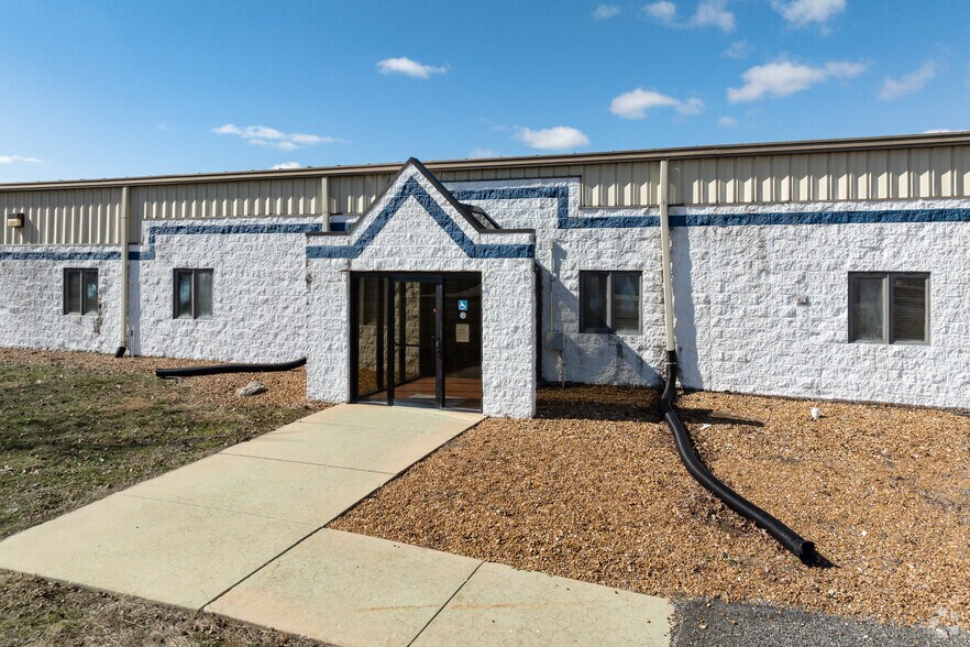 More Photos Of 3750 Industrial Dr, Carlyle Warehouse For Lease