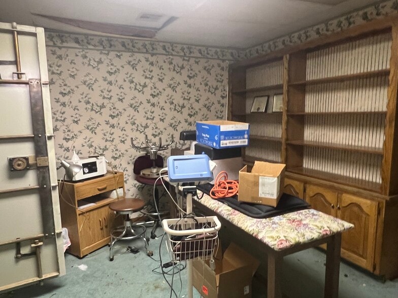 More Photos Of 628 4th St, Healdton Healthcare For Sale