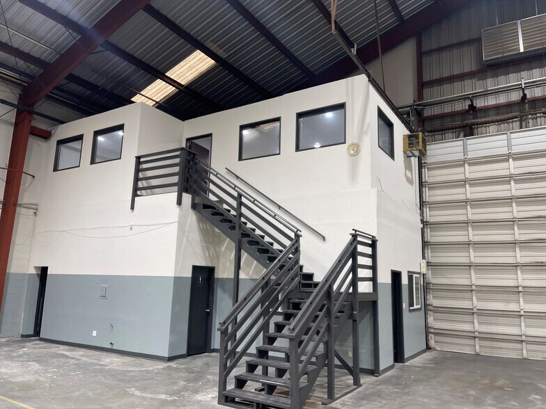 More Photos Of 2135 W 15th St, Long Beach Warehouse For Lease