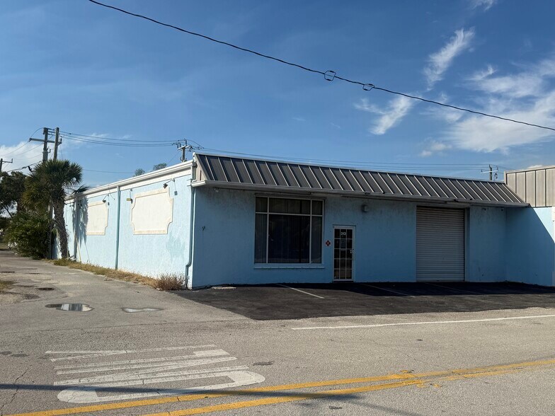 More Photos Of 313-321 N Railroad Ave, Boynton Beach Warehouse For Lease