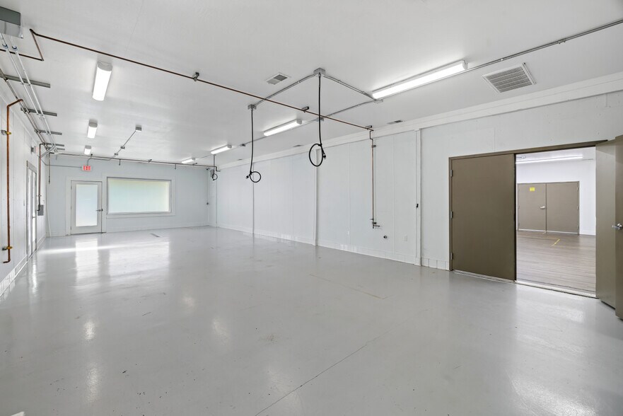 More Photos Of 840 N Cloverdale Blvd, Cloverdale Convenience Store For Sale