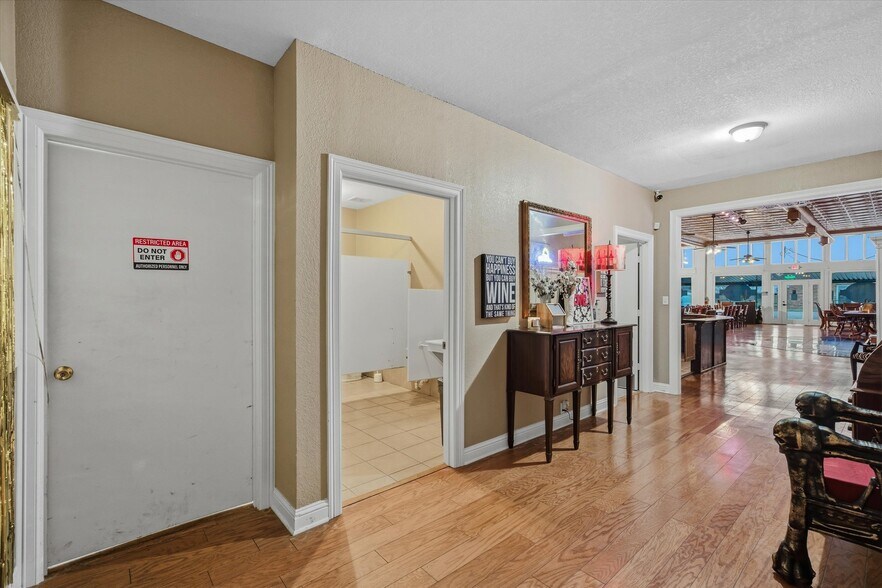 More Photos Of 109 N Houston St, Edgewood Restaurant For Sale