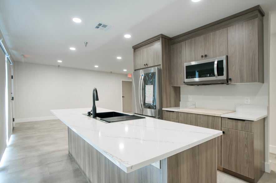 More Photos Of 7740 E Evans Rd, Scottsdale Showroom For Sale