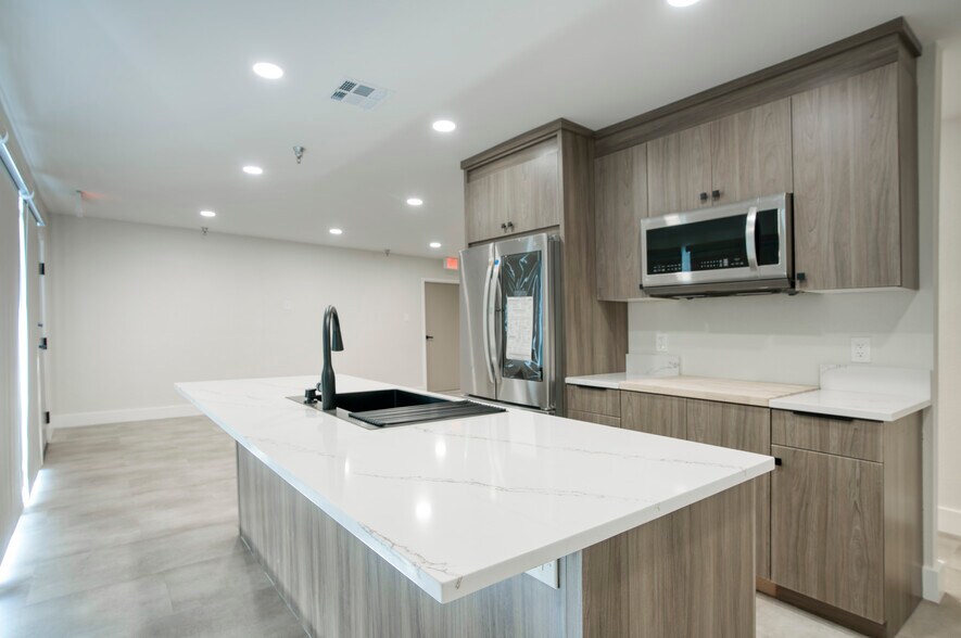 More Photos Of 7740 E Evans Rd, Scottsdale Showroom For Lease