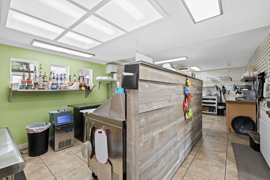 More Photos Of 808 Bypass Rd, Winchester Freestanding For Sale