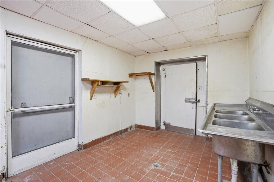 More Photos Of 337 8th Ave W, Palmetto Restaurant For Sale