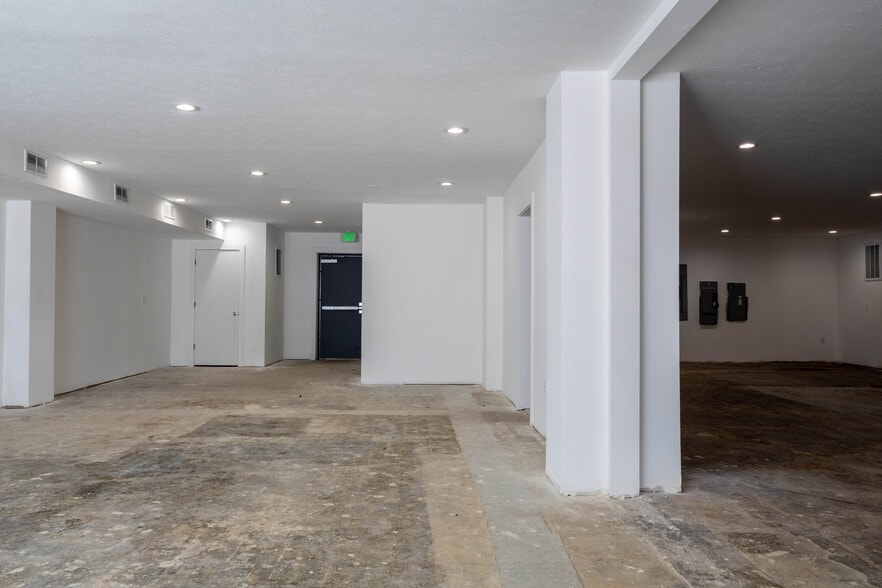 More Photos Of 5701 N Michigan Rd, Indianapolis Freestanding For Sale