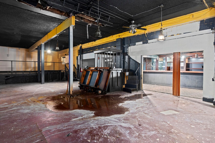 More Photos Of 930 SE Pioneer Way, Oak Harbor General Retail For Sale