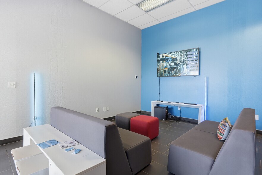 More Photos Of 3401 E Harbour Dr, Phoenix Light Manufacturing For Lease