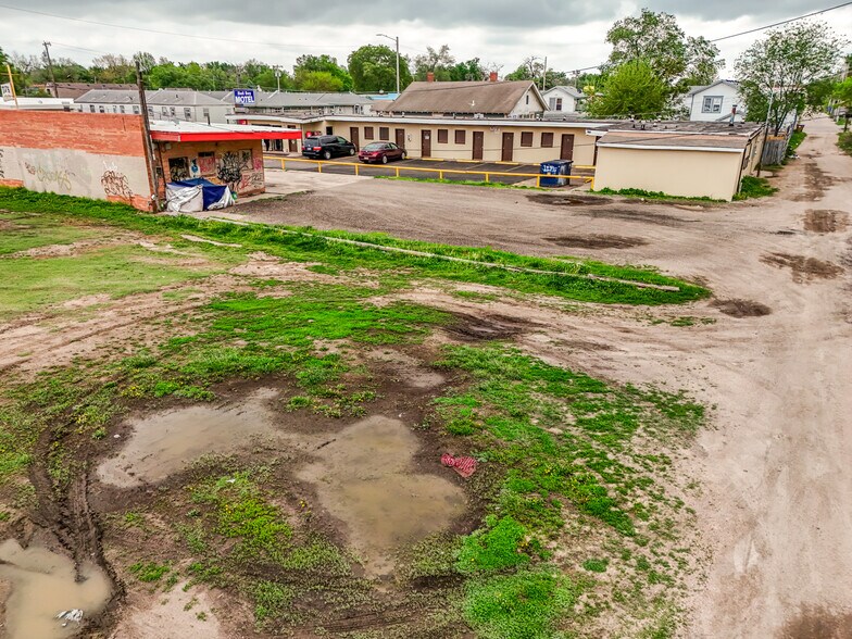 More Photos Of 2033 S Broadway St, Wichita Bar For Sale