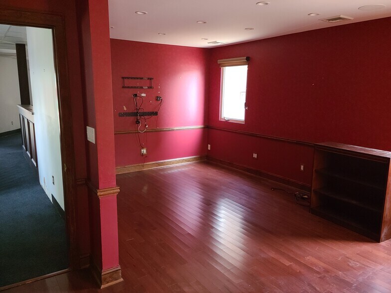 More Photos Of 221 Mineola Blvd, Mineola Office For Lease
