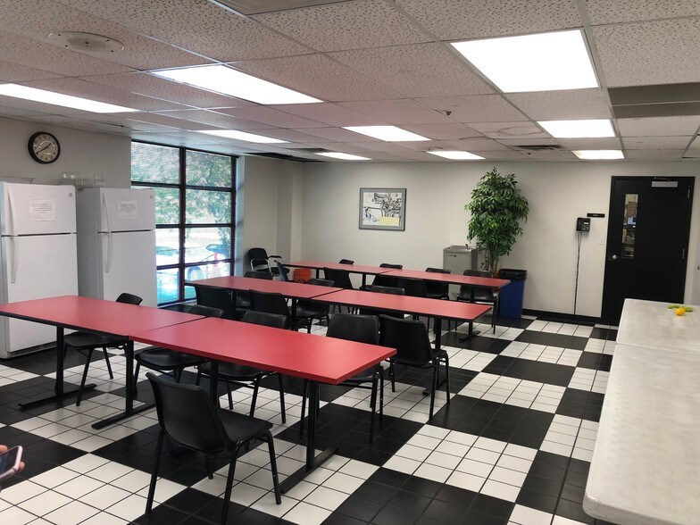 More Photos Of 1202 Thomas Beck Rd, Des Moines Flex For Lease