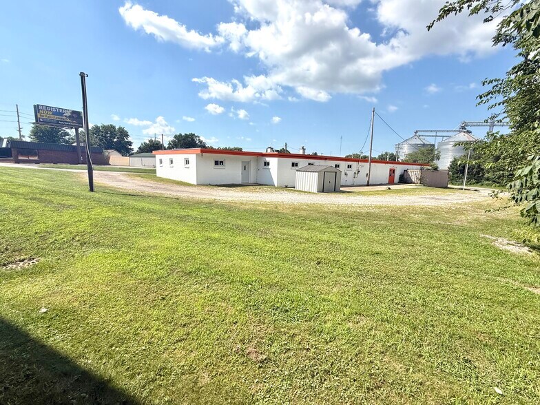 More Photos Of 707 N Lumber St, Bloomington Industrial For Sale