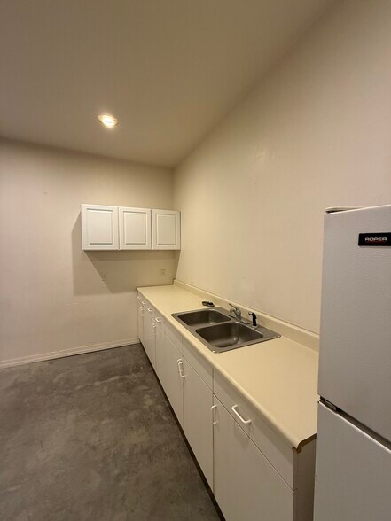 More Photos Of 1431 Anderson Rd, Montrose Warehouse For Lease