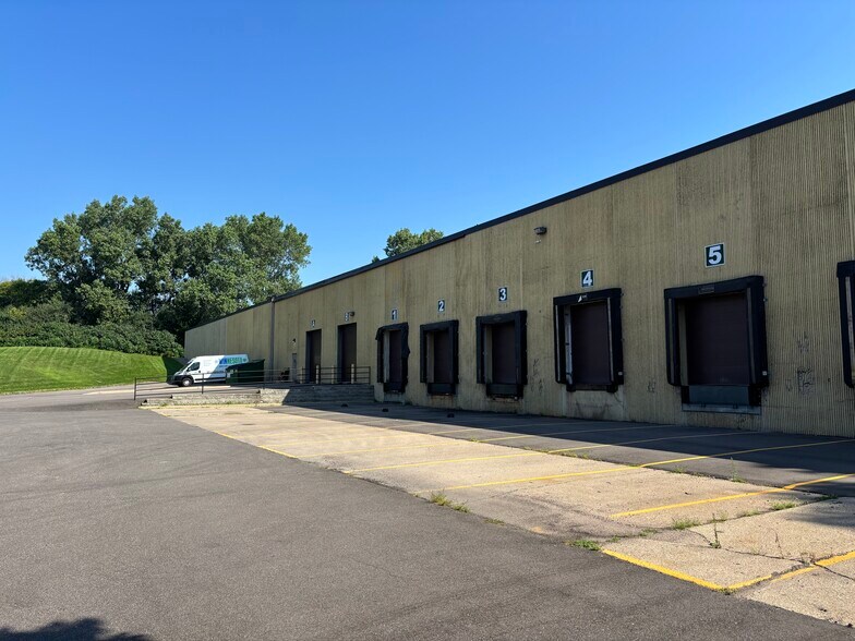 More Photos Of 10100 Crosstown Cir, Eden Prairie Warehouse For Sale