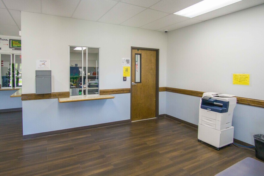More Photos Of 848 Palm Dr, Elsa Office For Lease