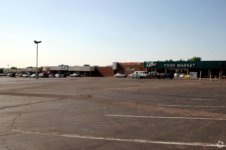 More Photos Of 200 W Greenway Ct, Derby Unknown For Lease